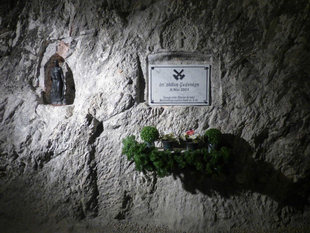 HINTERBRÜHL - een monument in de Seegrotte ter ere van de omgekomen slachtoffers