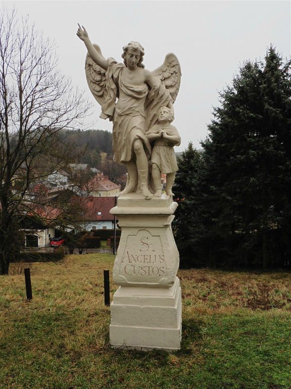HEILIGENKREUZ - een beeld van heilige St. Angelus Custos bij de Kreuzweg