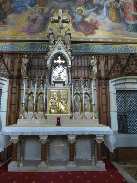 ALLAND - binnen in de Sint Jozef kerk bij het jachtslot Mayerling
