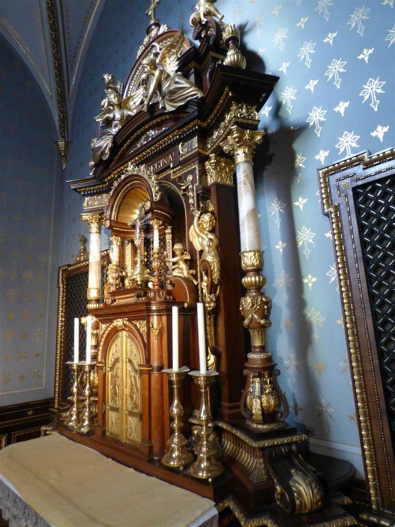 ALLAND - binnen in de Sint Jozef kerk bij het jachtslot Mayerling