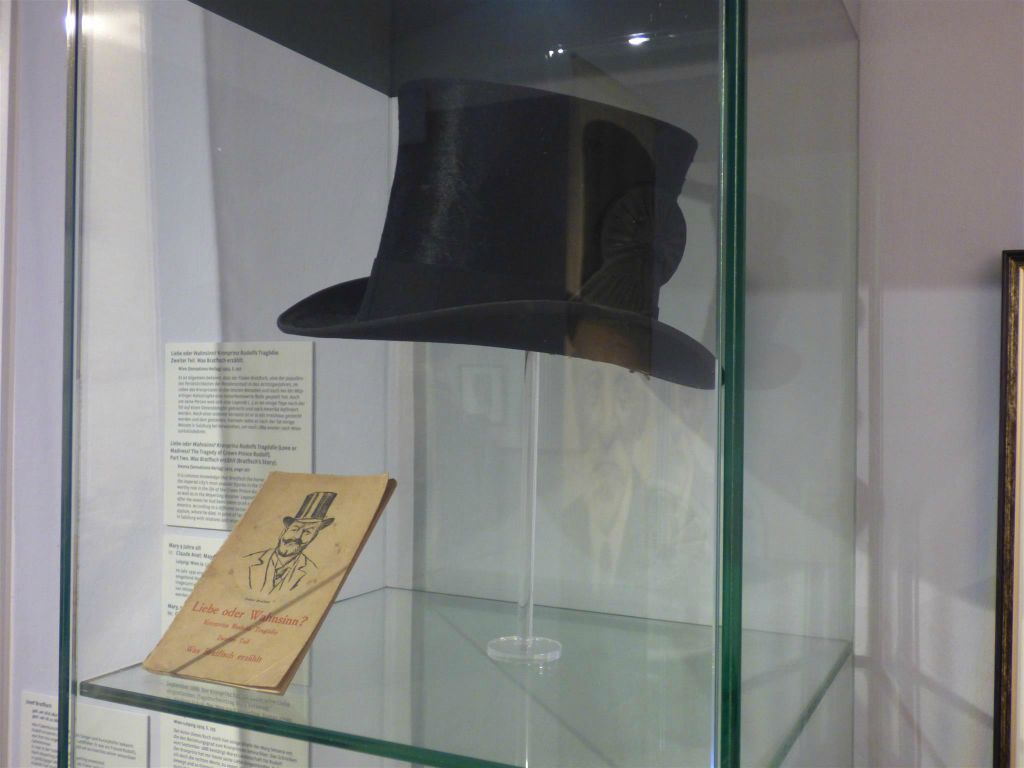 ALLAND - de hoed van kroonprins Rudolf van Oostenrijk, die op 30 januari 1889 om het leven kwam, in het museum van het jachtslot Mayerling