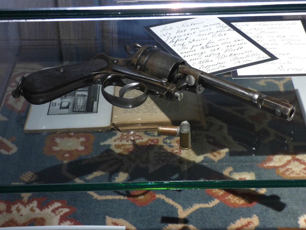 ALLAND - een Gasser-Kropatschek revolver in het museum van het jachtslot Mayerling