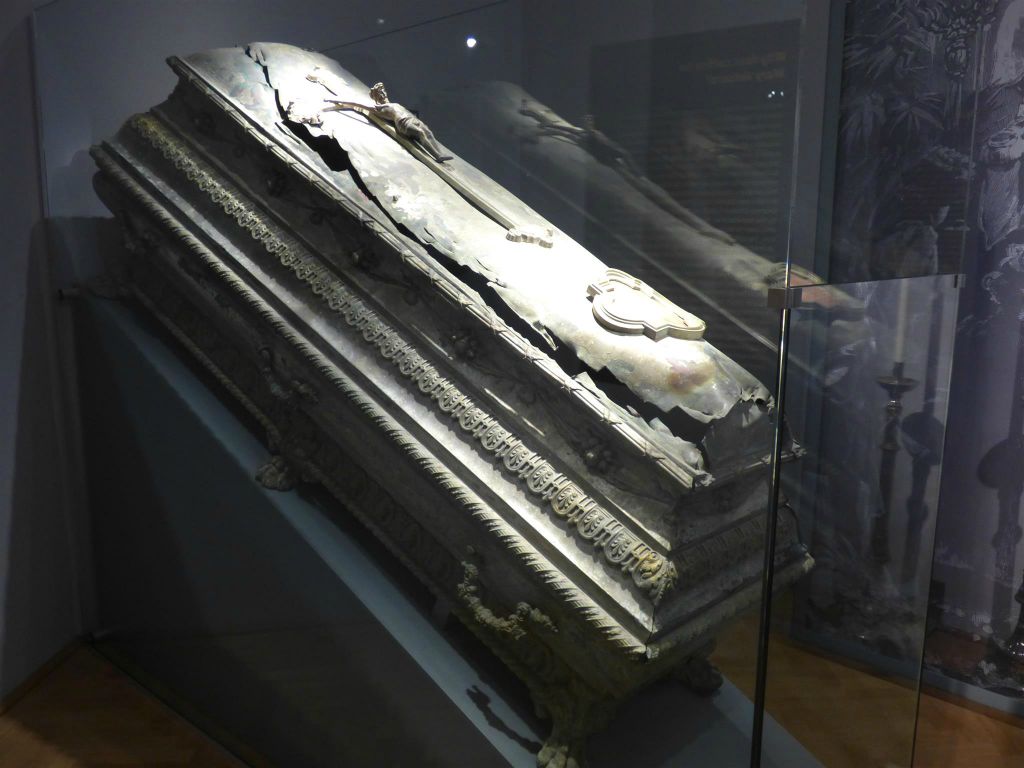 ALLAND - de doodskist van Barones Marie Alexandrine von Vetsera in het museum van het jachtslot Mayerling