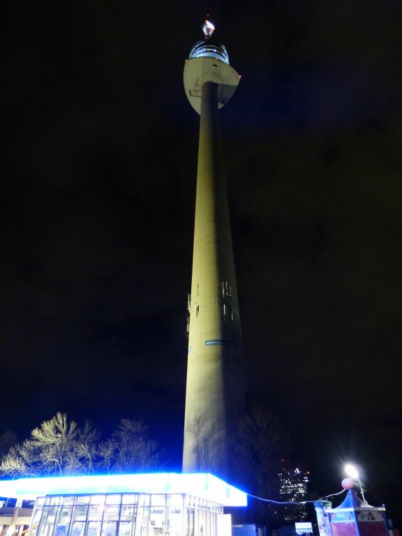 WENEN - de Donauturm, een uitkijktoren uit 1964 die 252 meter hoog is