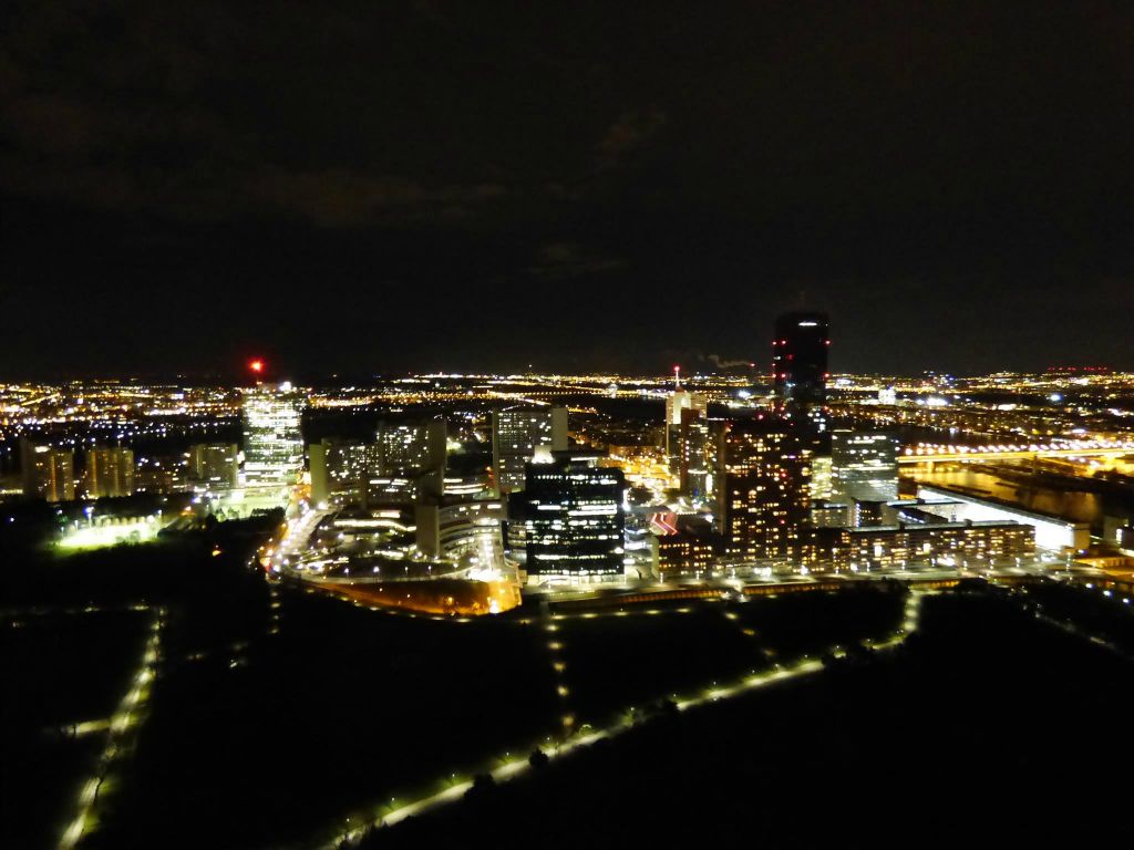 WENEN - het uitzicht over Wenen vanaf de Donauturm
