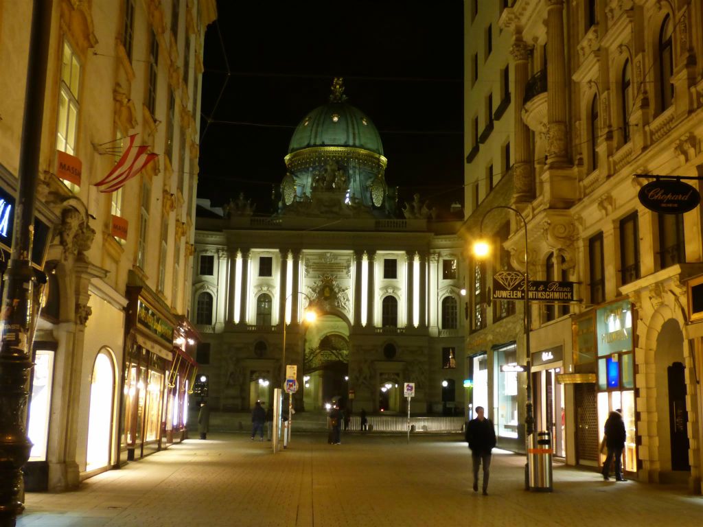 WENEN - de Kohlmarkt met op de achtergrond een gedeelte van het paleis Hofburg complex
