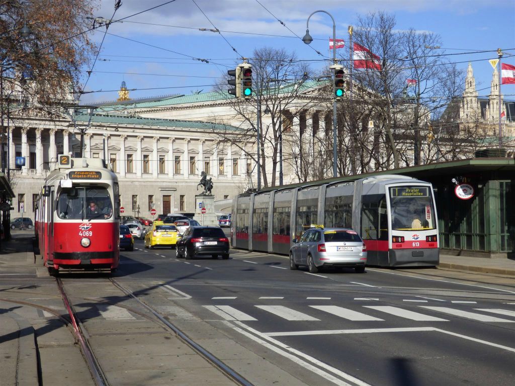 WENEN - de tramhalte aan de straat Burgring