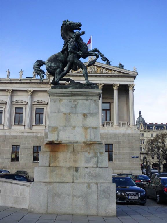WENEN - een standbeeld bij het Parlementsgebouw uit 1884