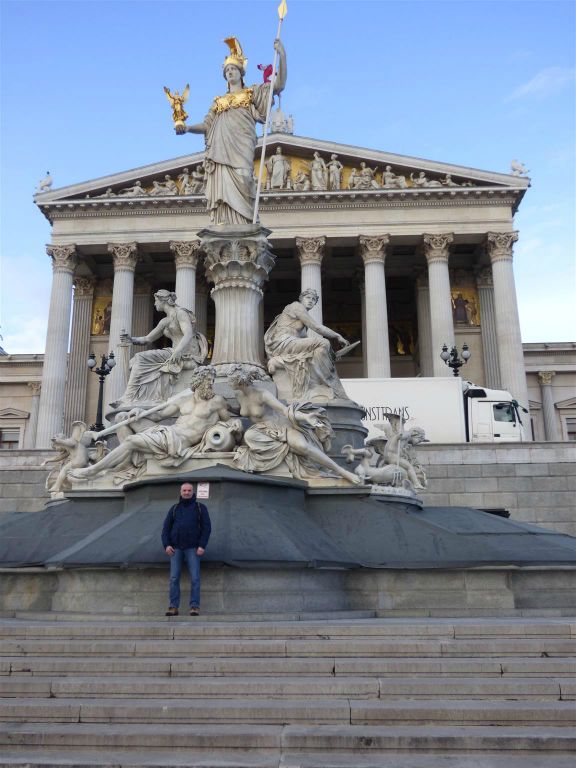 WENEN - Carlos bij de Pallas Athena fontein voor het Parlementsgebouw uit 1884