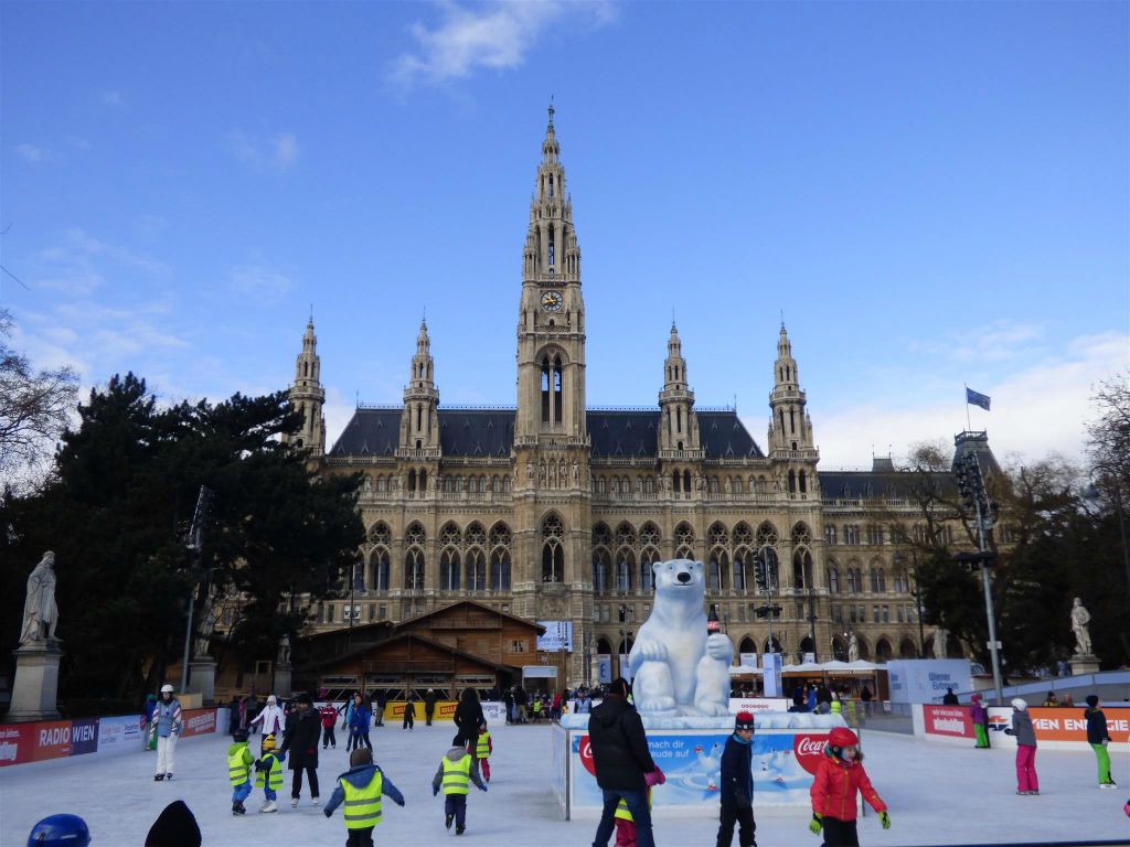 WENEN - de tijdelijke openbare schaatsbaan voor het stadhuis, het Wiener Eistraum