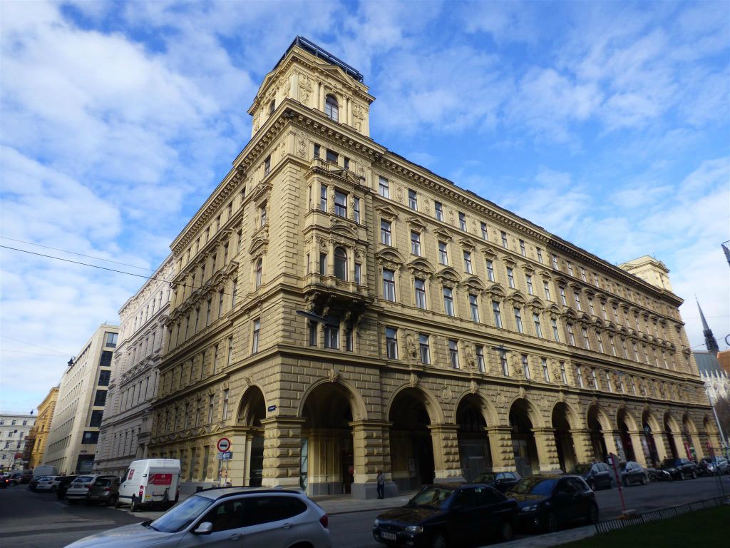 WENEN - een gebouw uit 1882 aan de Reichsratsstraße 15 ontworpen door Ludwig Tischler