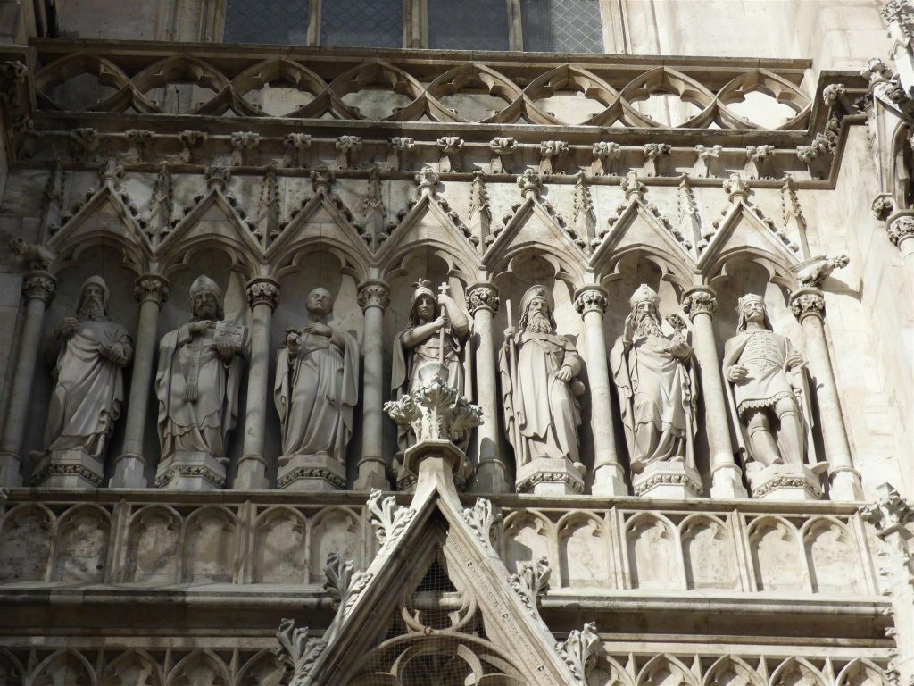 WENEN - enkele beelden boven een ingang van de Votivkirche, een kerk uit 1879
