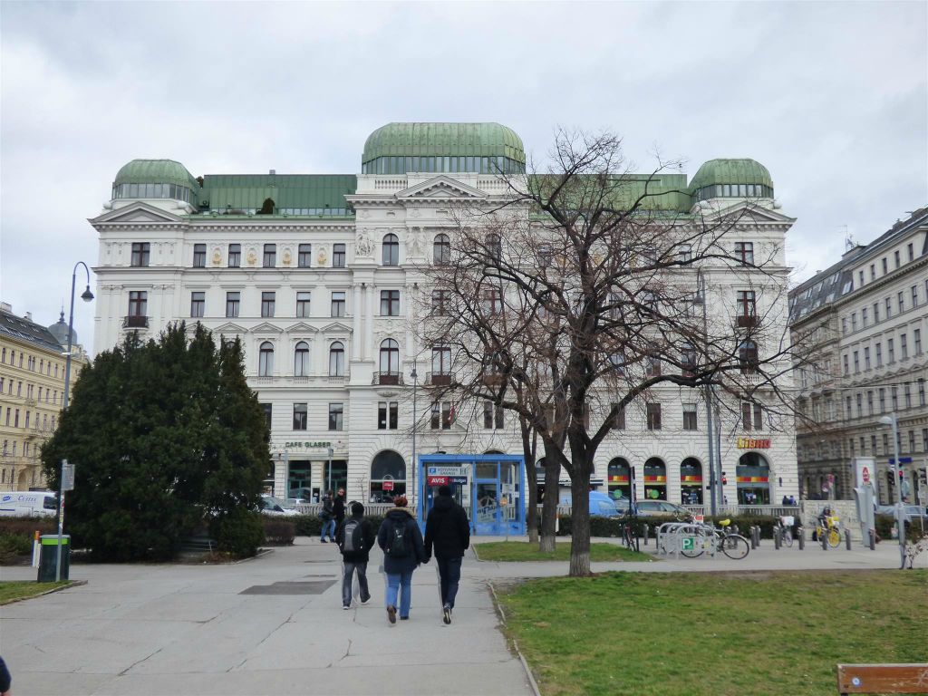 WENEN - een gebouw aan de Währinger Straße met daarin gevestigd oa cafe Glaser en supermarkt Libro