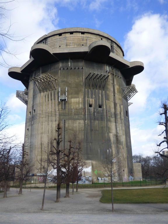 WENEN - de Gefechtsturm in het park Augarten, een toren uit gewapend beton om tijdens de tweede wereldoorlog te dienen als schuilkelder en luchtafweergeschut