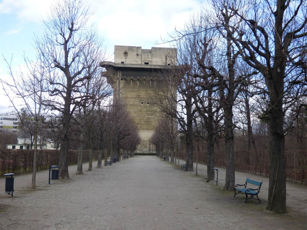 WENEN - de Leitturm in het park Augarten, een toren uit gewapend beton om tijdens de tweede wereldoorlog te dienen als schuilkelder en luchtafweergeschut