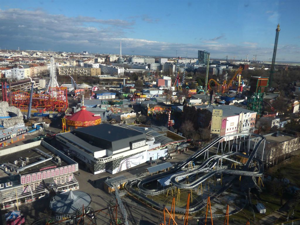 WENEN - het uitzicht vanuit een gondel van het Weense reuzenrad uit 1897 over het Wiener Prater park