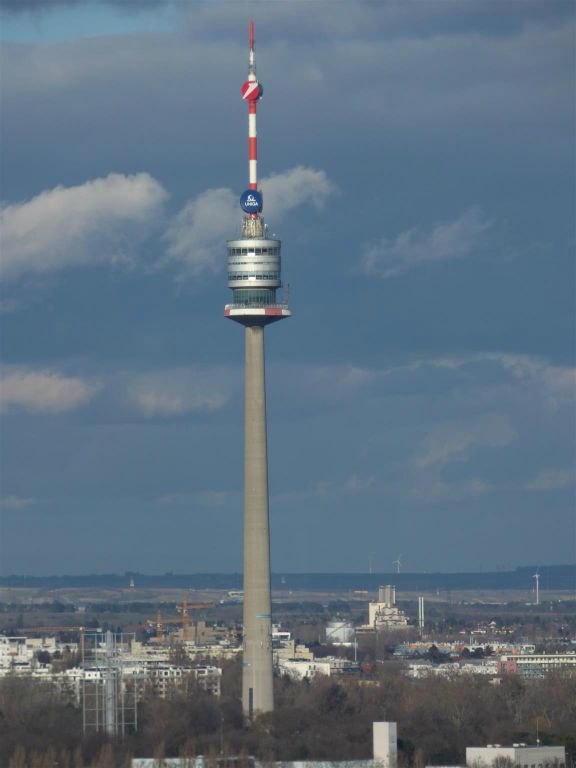 WENEN - de Donauturm vanuit een gondel van het Weense reuzenrad uit 1897 in het Wiener Prater park