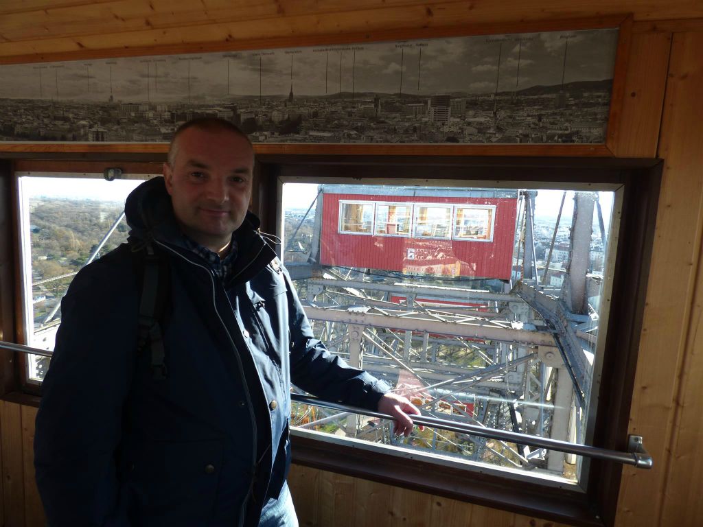 WENEN - Carlos in een gondel van het Weense reuzenrad uit 1897 in het Wiener Prater park