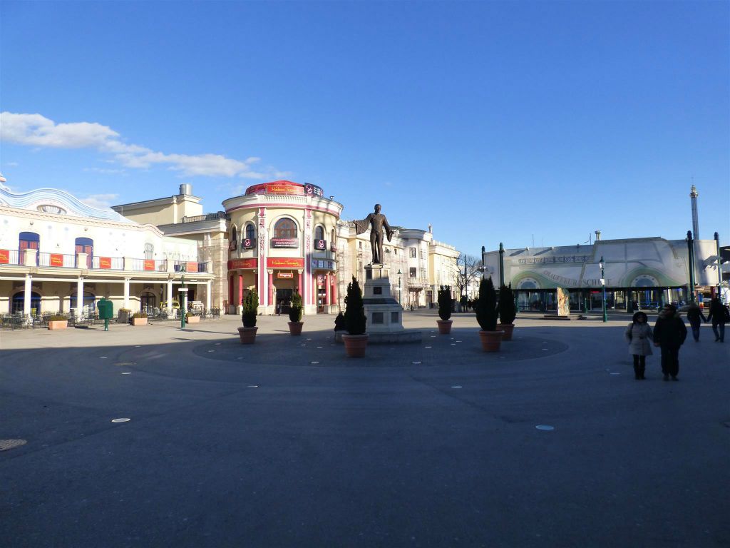 WENEN - het plein Riesenradplatz in het Wiener Prater park