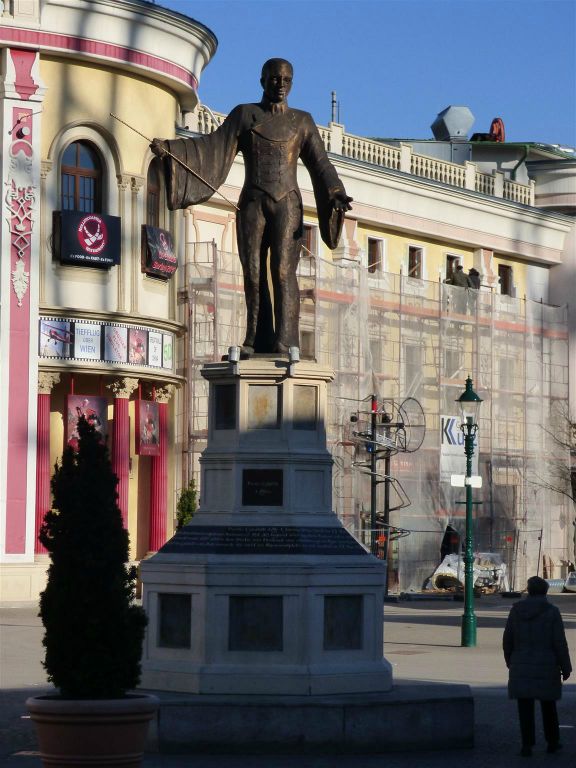 WENEN - het standbeeld van Basilio Calafati op het plein Riesenradplatz in het Wiener Prater park