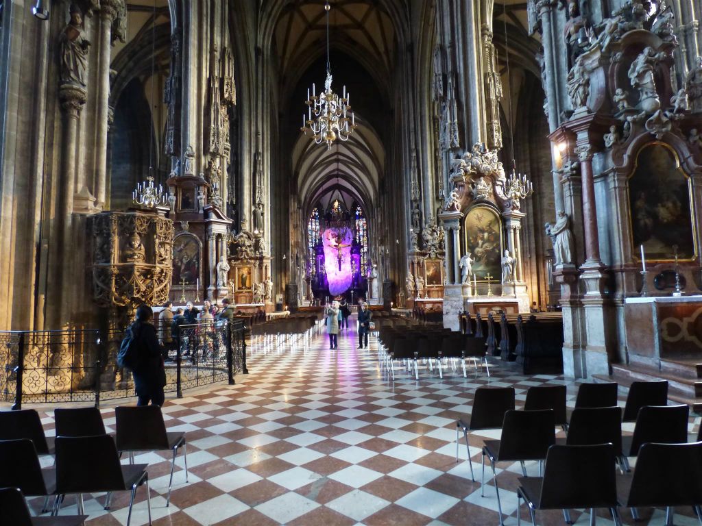 WENEN - binnen in de Stephansdom, een rooms-katholieke kathedraal oorspronkelijk gebouwd in 1147