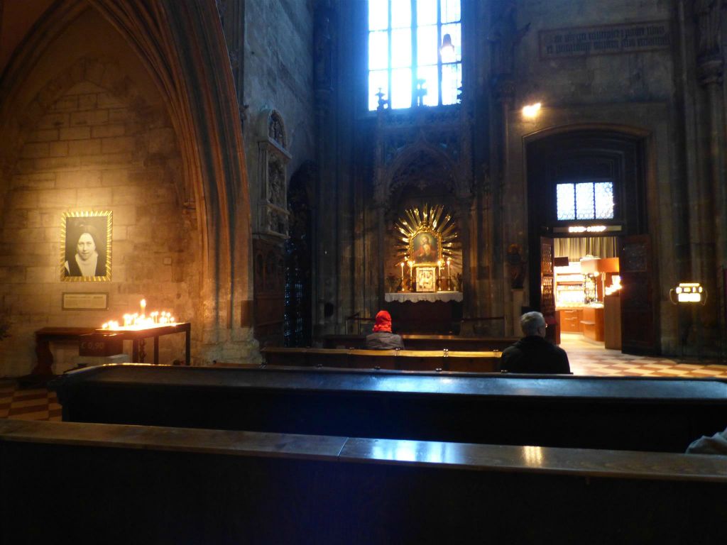 WENEN - binnen in de Stephansdom, een rooms-katholieke kathedraal oorspronkelijk gebouwd in 1147