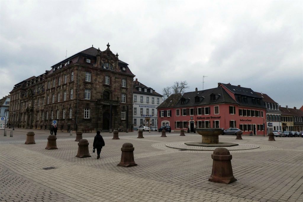 SPEYER - een plein met de Domnapf, een grote stenen kom