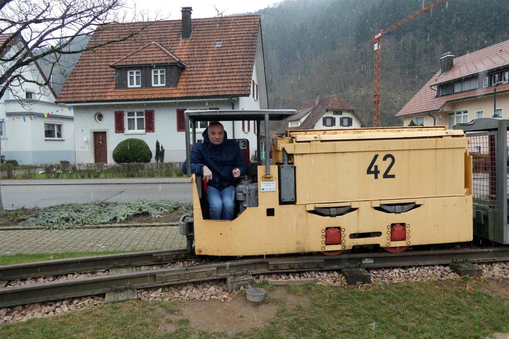 OBERWOLFACH - Carlos in een electrische locomotief bij het themapark "Historische mijnbouw, mineralen en wiskunde"