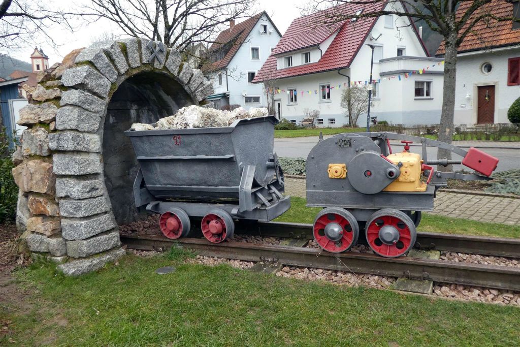 OBERWOLFACH - een zelfrijdende wagen met wagon bij het themapark "Historische mijnbouw, mineralen en wiskunde"