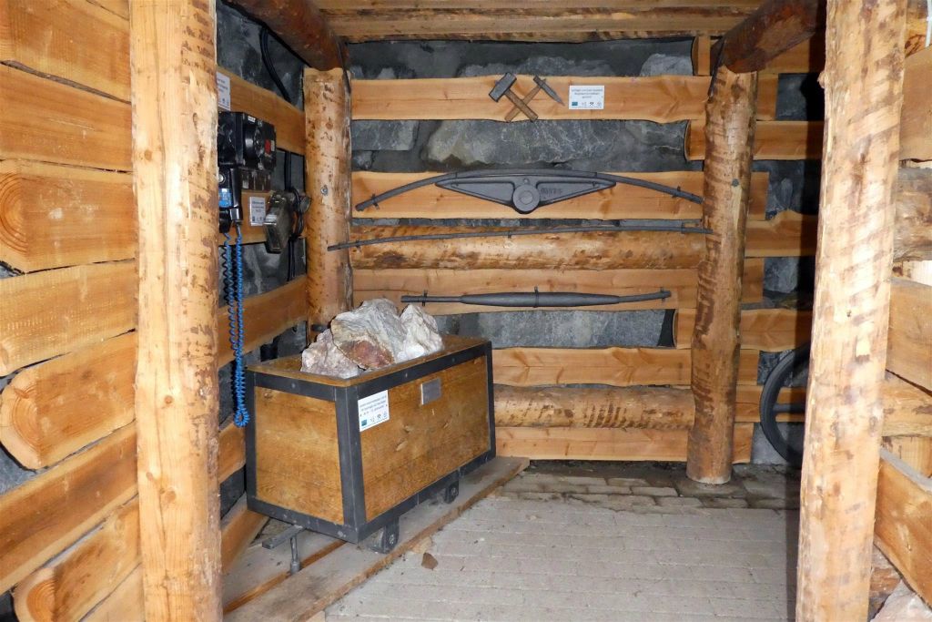 OBERWOLFACH - de ingang van een nagemaakte mijnbouw tunnel bij het themapark "Historische mijnbouw, mineralen en wiskunde"