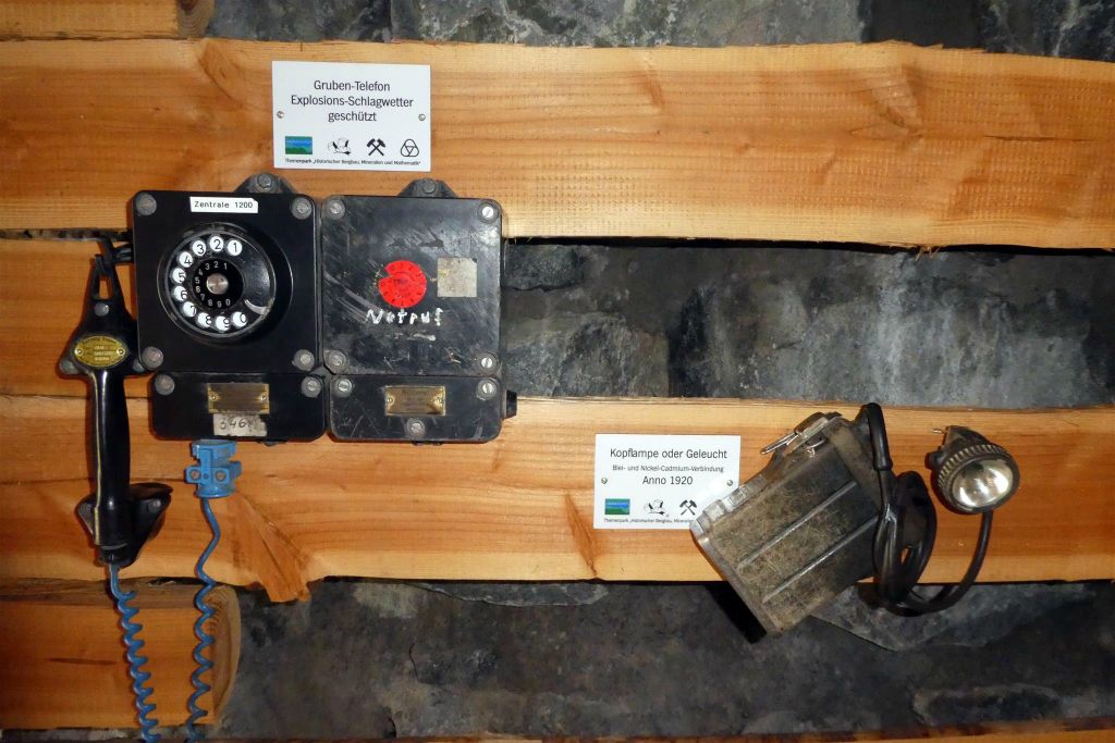 OBERWOLFACH - een mijnbouw telefoon en een hoofdlamp in de nagemaakte mijnbouw tunnel bij het themapark "Historische mijnbouw, mineralen en wiskunde"