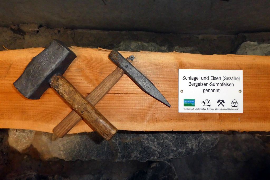 OBERWOLFACH - enkele oude mijnbouw gereedschappen in de nagemaakte mijnbouw tunnel bij het themapark "Historische mijnbouw, mineralen en wiskunde"
