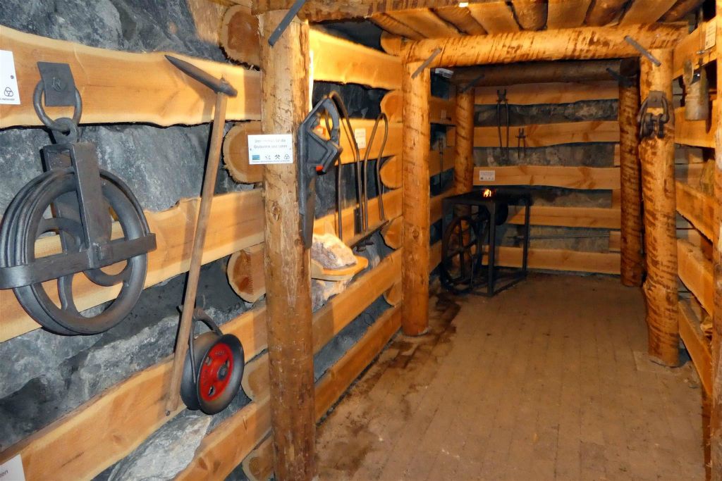 OBERWOLFACH - een nagemaakte mijnbouw tunnel bij het themapark "Historische mijnbouw, mineralen en wiskunde"