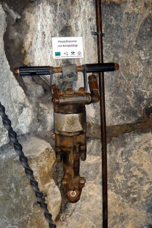 OBERWOLFACH - een pneumatische hamer in de nagemaakte mijnbouw tunnel bij het themapark "Historische mijnbouw, mineralen en wiskunde"