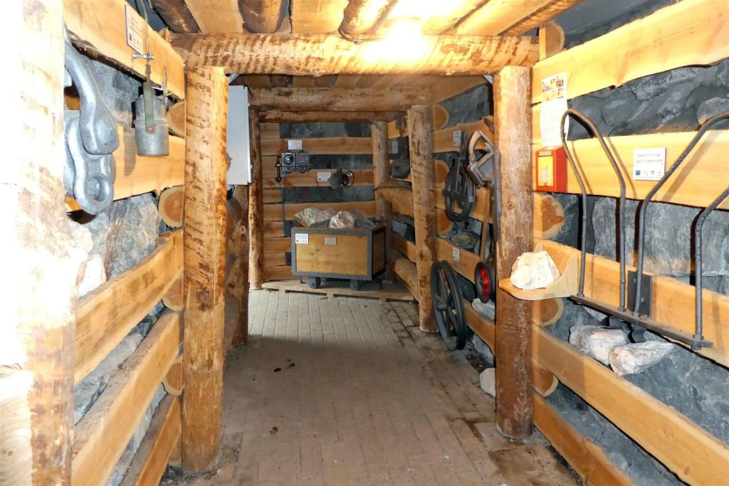 OBERWOLFACH - een nagemaakte mijnbouw tunnel bij het themapark "Historische mijnbouw, mineralen en wiskunde"