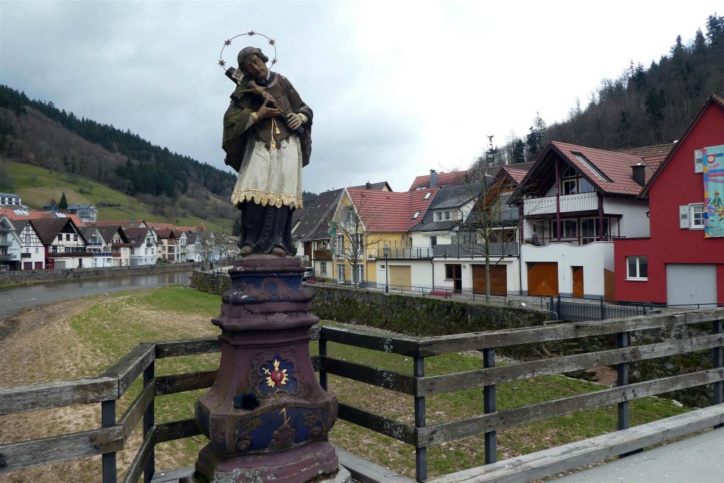WOLFACH - een standbeeld op de Kinzig-brug ter ere van St. Nepomuk
