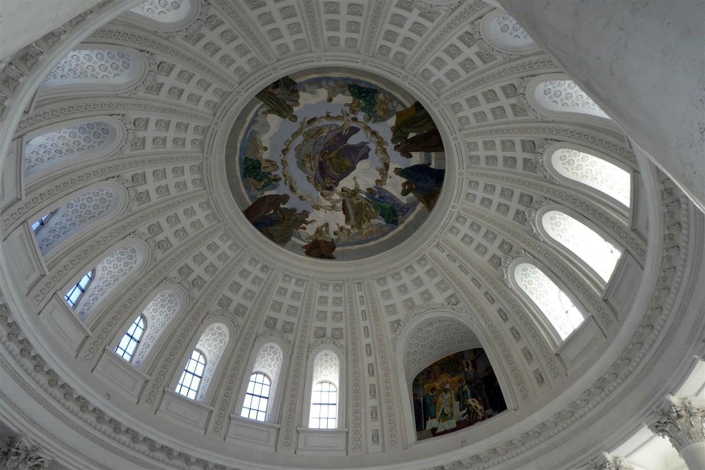 ST. BLASIEN - een koepel met plafondschilderingen in de St. Blasius kathedraal
