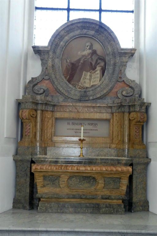 ST. BLASIEN - een zijaltaar met portret van de heilige Benedictus in de St. Blasius kathedraal