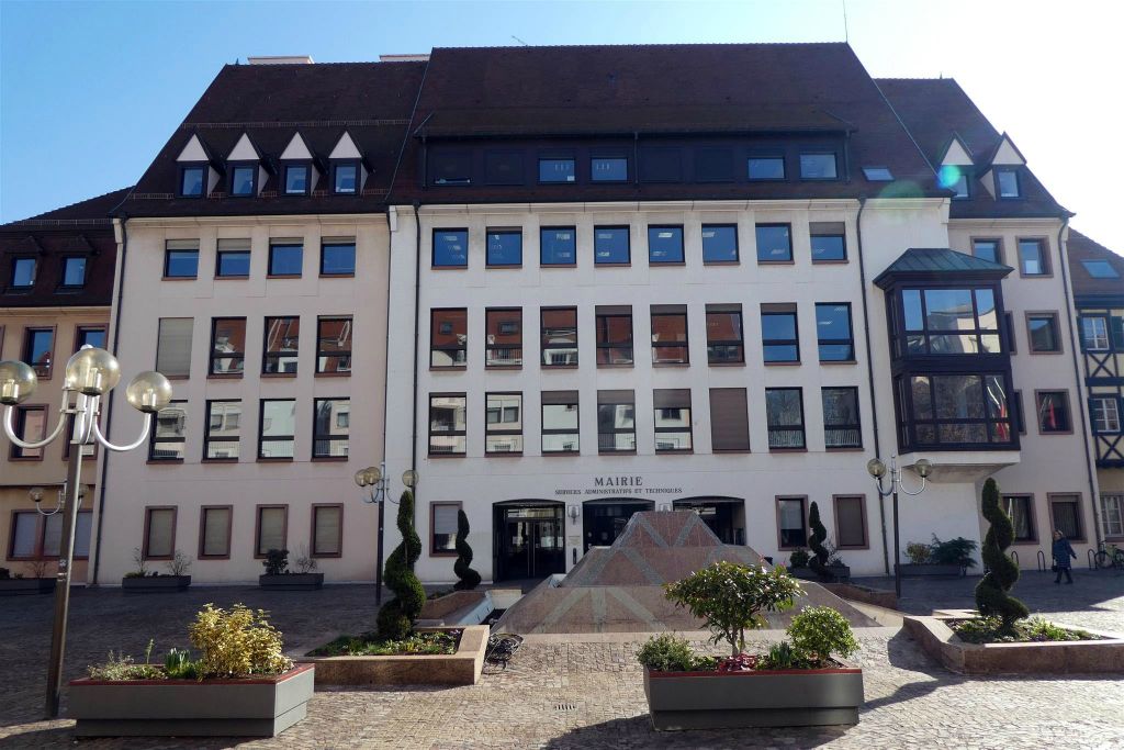 COLMAR (FRANKRIJK) - het gemeentehuis voor administratieve en technische diensten