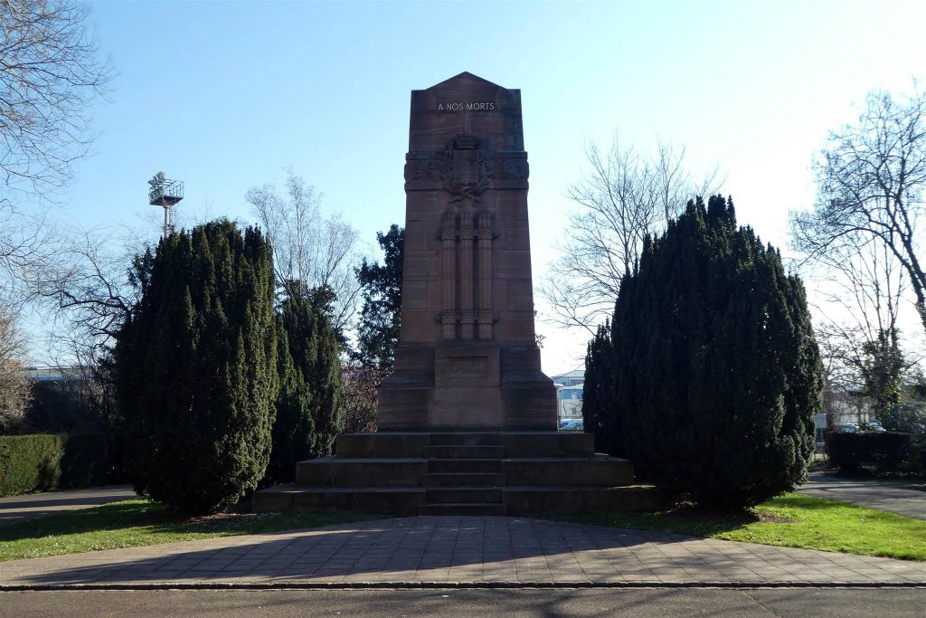 COLMAR (FRANKRIJK) - een oorlogsmonument in een Franse herdenkingstuin