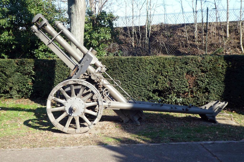 COLMAR (FRANKRIJK) - een kanon uit de tweede wereldoorlog in een Franse herdenkingstuin