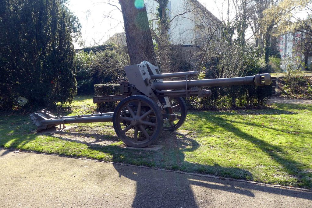 COLMAR (FRANKRIJK) - een kanon uit de tweede wereldoorlog in een Franse herdenkingstuin