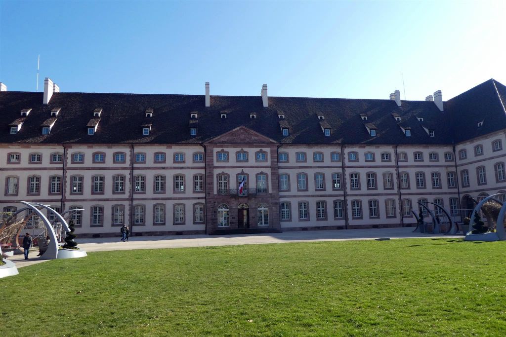 COLMAR (FRANKRIJK) - het cultuur mediacentrum Edmond Gerrer gevestigd in een voormalig ziekenhuis