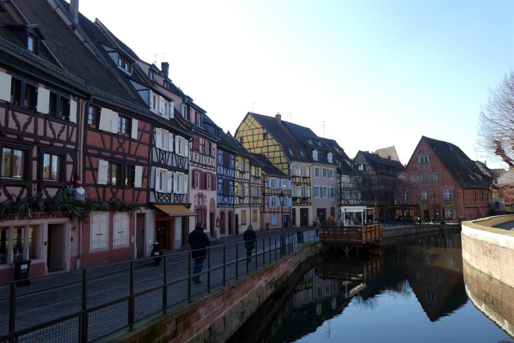 COLMAR (FRANKRIJK) - enkele huizen aan de rivier Launch