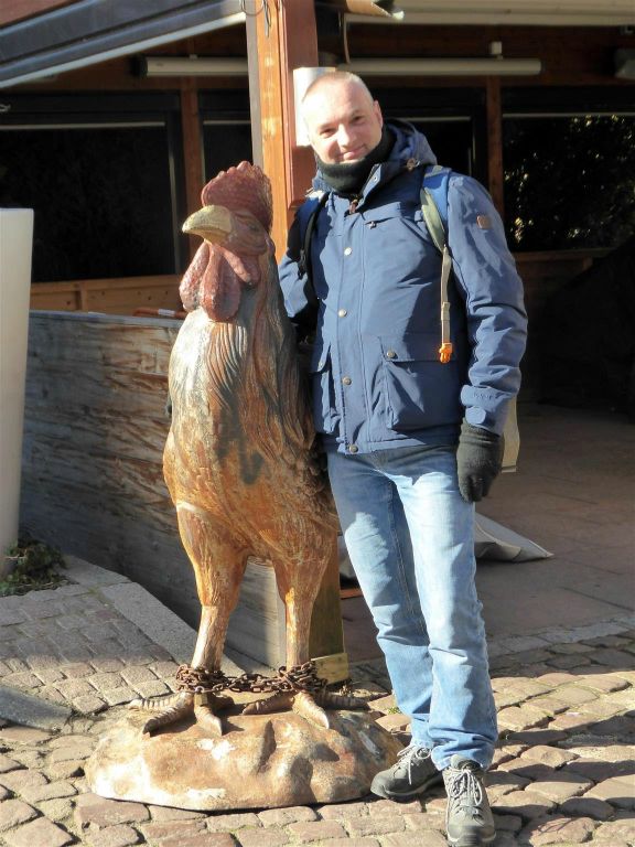 COLMAR (FRANKRIJK) - Carlos bij een beeld van een haan