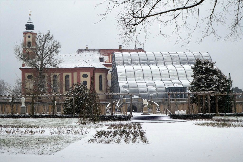 MAINAU - links de kerk van St. Mary en rechts een serre met diverse planten en bomen