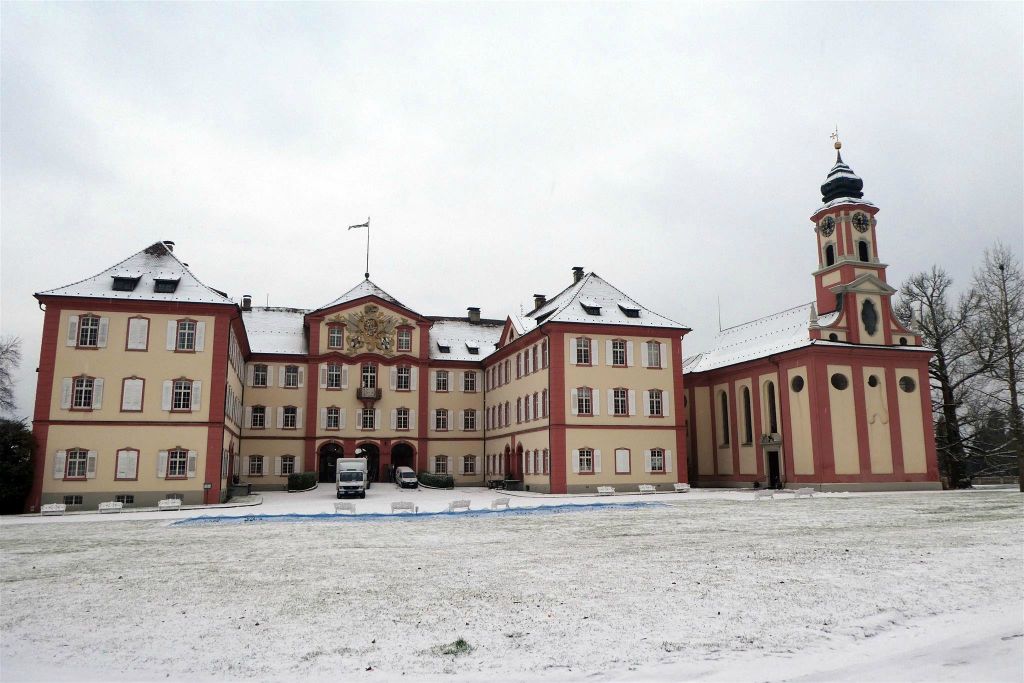 MAINAU - links het kasteel en rechts de kerk van St. Mary