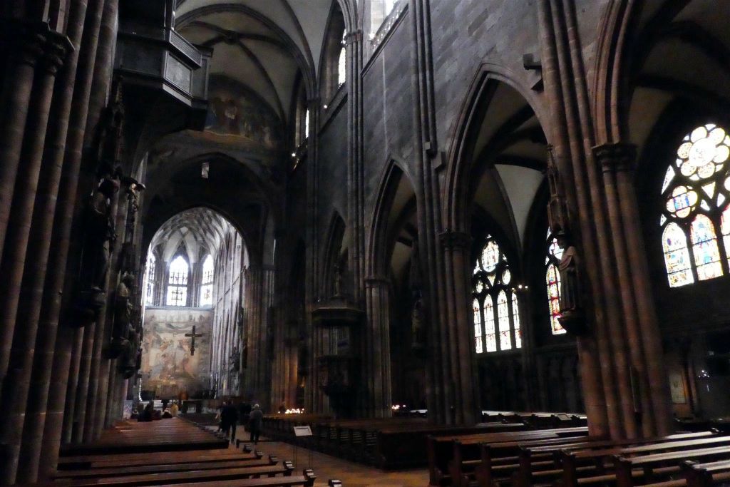 FREIBURG - binnen in het Munster van Freiburg