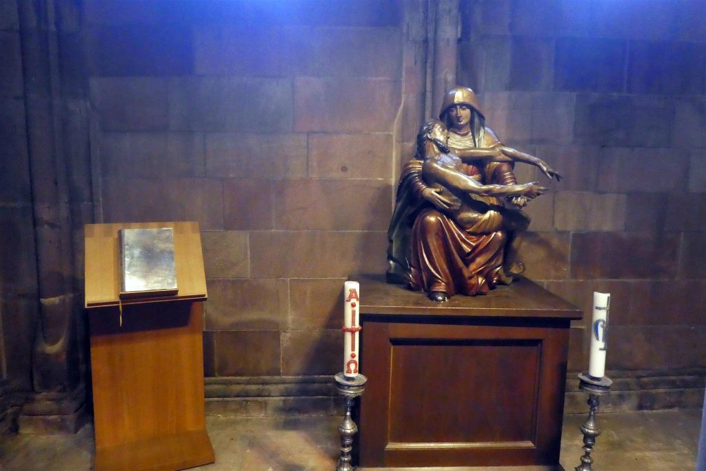 FREIBURG - binnen in het Munster van Freiburg