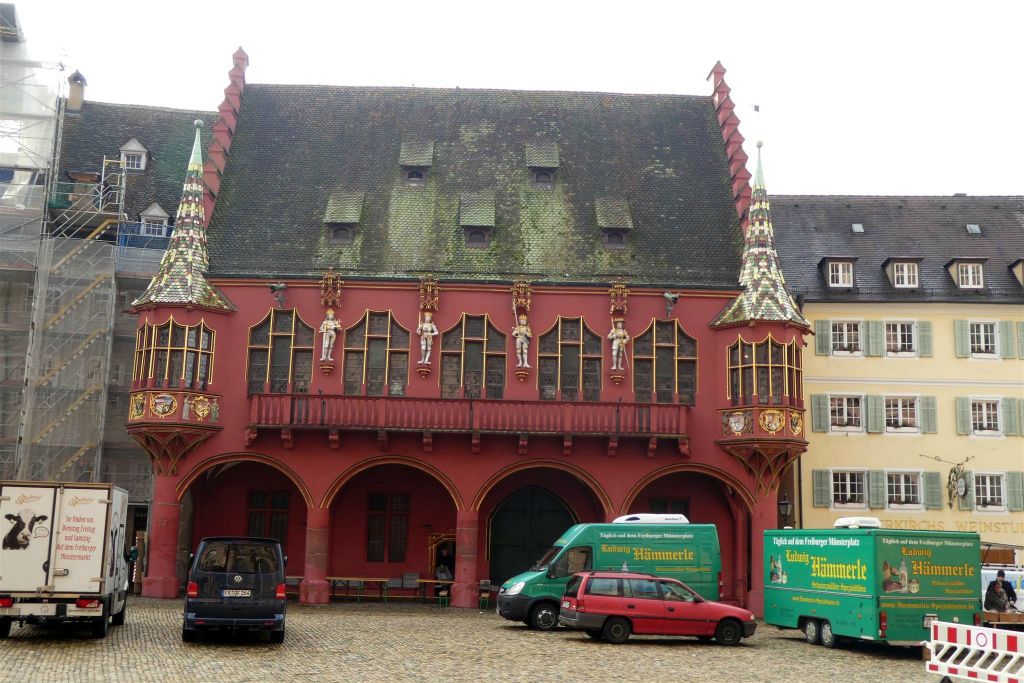 FREIBURG - de hal van de handelaren op het Minsterplein